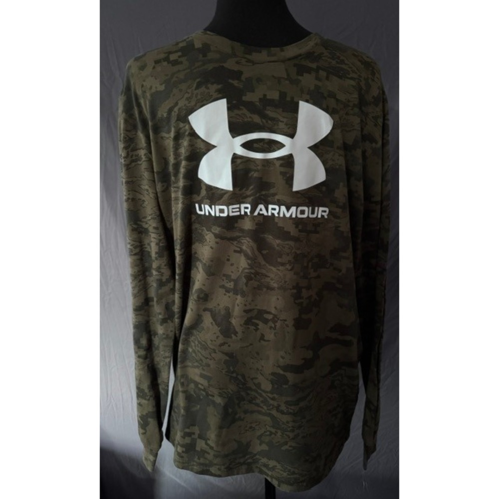 Under Armour Mens Camo Long Sleeve Shirt Medium Loose Fit Digital Camouflage